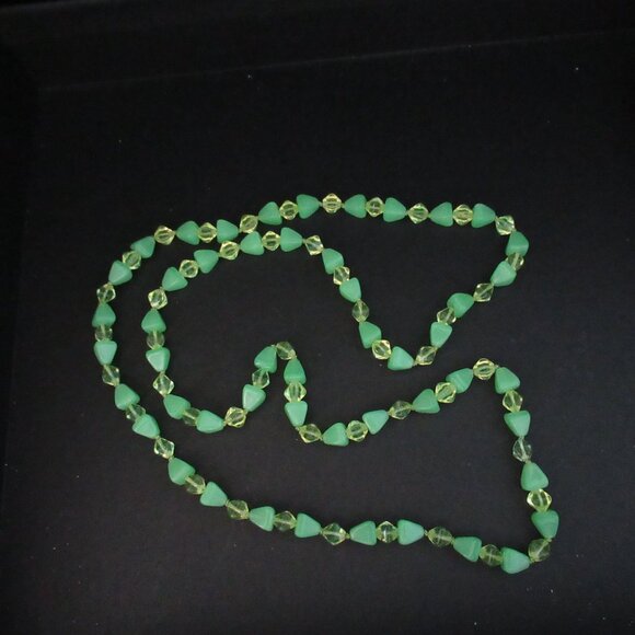 Uranium glass bead necklace - Picture 5 of 10